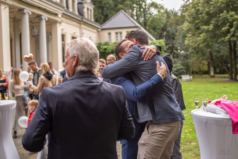 Hochzeit Rastede Palais Gratulation Umarmung
