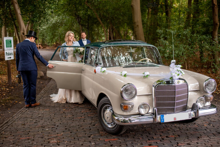 Brautpaar Hochzeitsauto Mercedes Palais Rastede