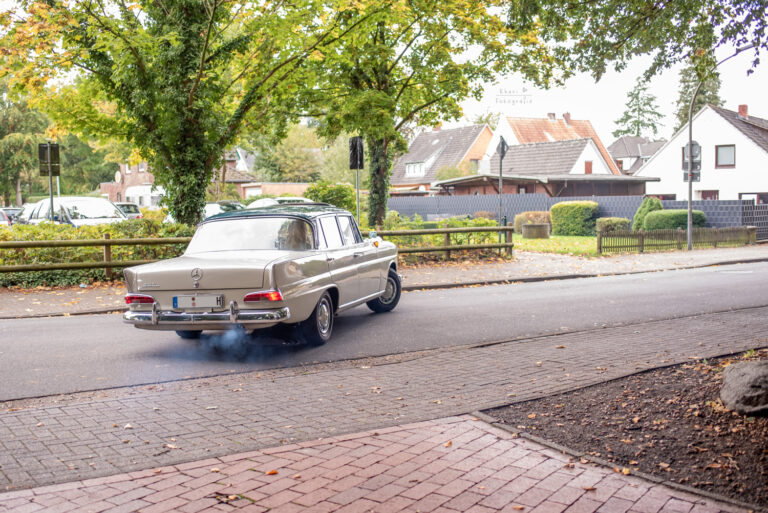Brautpaar Hochzeitsauto Mercedes Palais Rastede