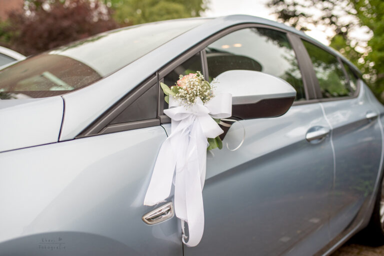 Blumengesteck am Autospiegel