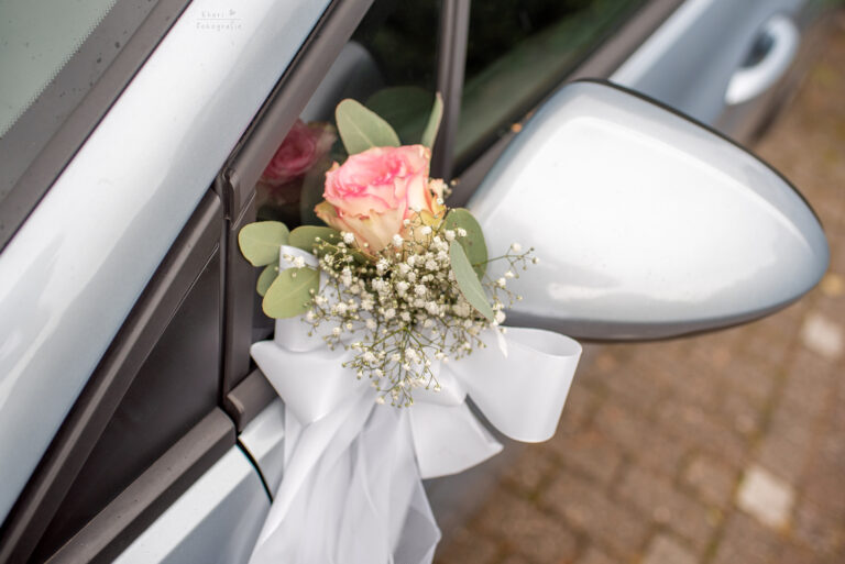 Blumengesteck am Autospiegel