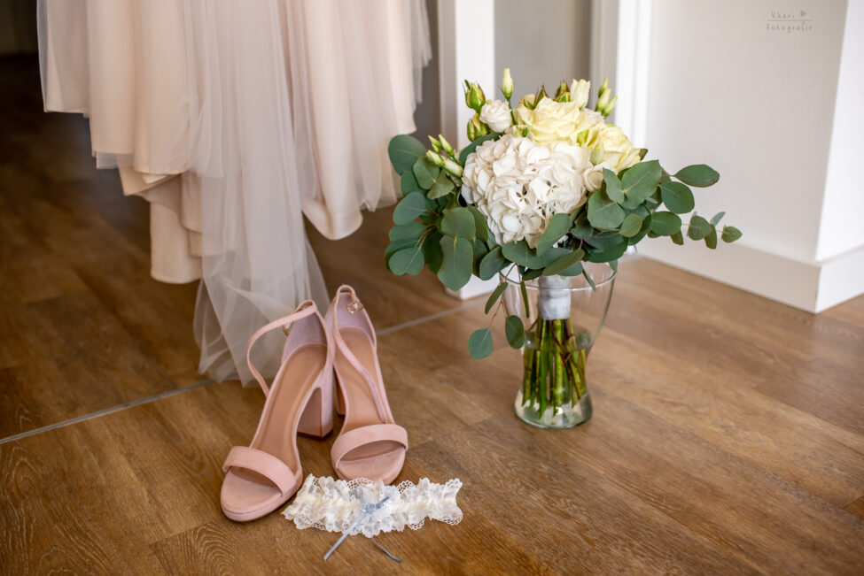 Brautschuhe Brautstrauß Strumpfband Brautkleid Detail