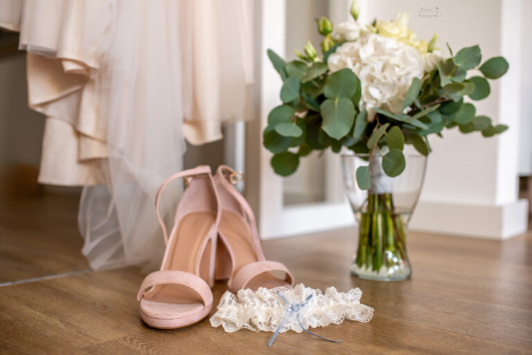 Brautschuhe Brautstrauß Strumpfband Brautkleid Detail