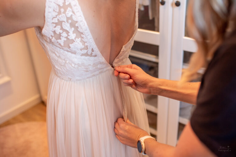 Brautstyling Trauzeugin Brautkleid anziehen