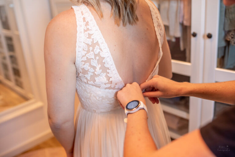 Brautstyling Trauzeugin Brautkleid anziehen