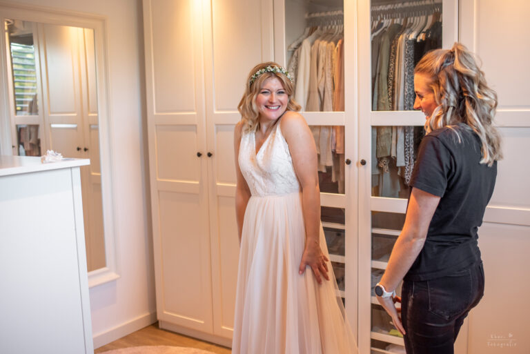 Brautstyling Trauzeugin Brautkleid anziehen
