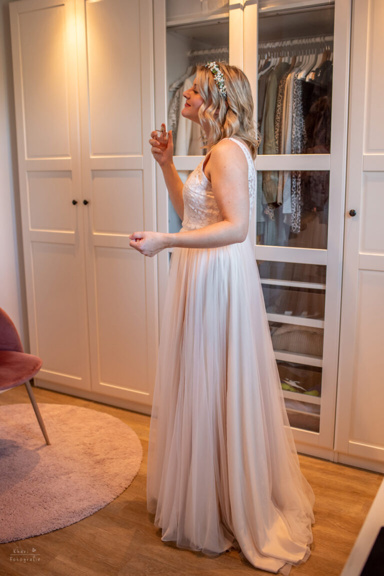 Brautstyling Parfum auftragen