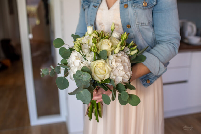 Brautstyling Jeansjacke Brautstrauß