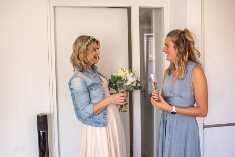 Braut Trauzeugin Sekt anstoßen