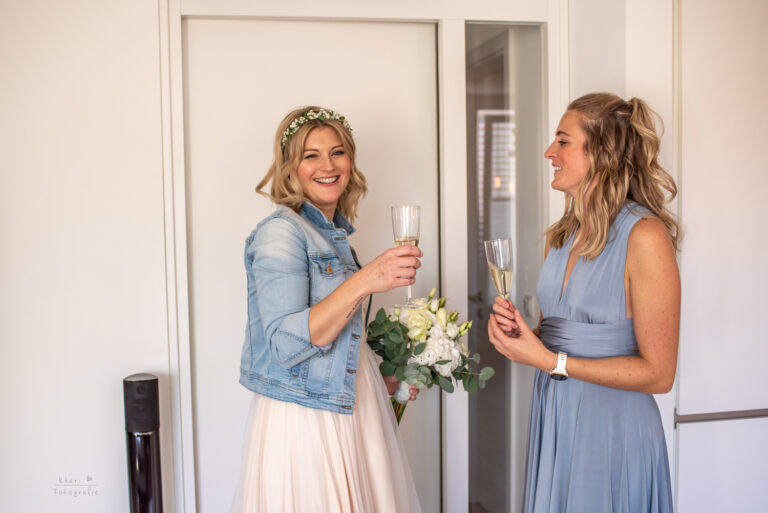 Braut Trauzeugin Sekt anstoßen