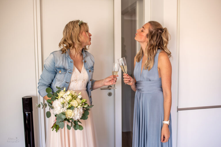 Braut Trauzeugin Sekt anstoßen