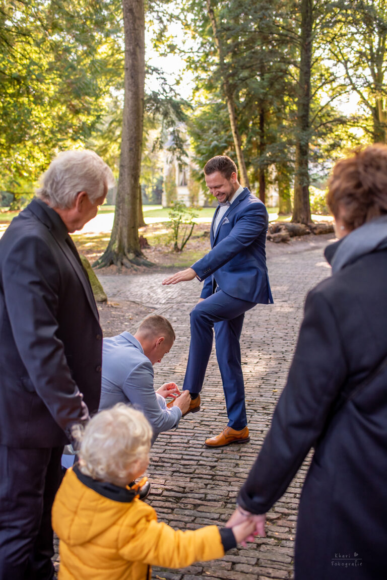 Bräutigam Trauzeuge Schuhebinden