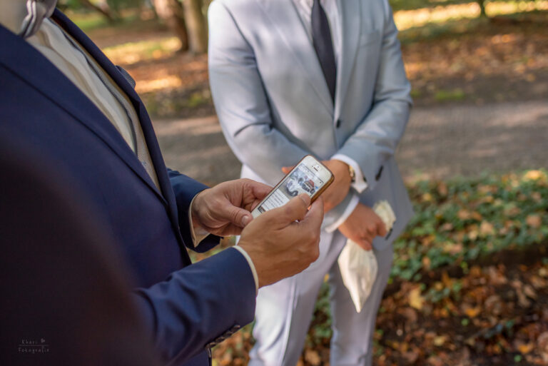 Bräutigam Handy Brautauto gucken