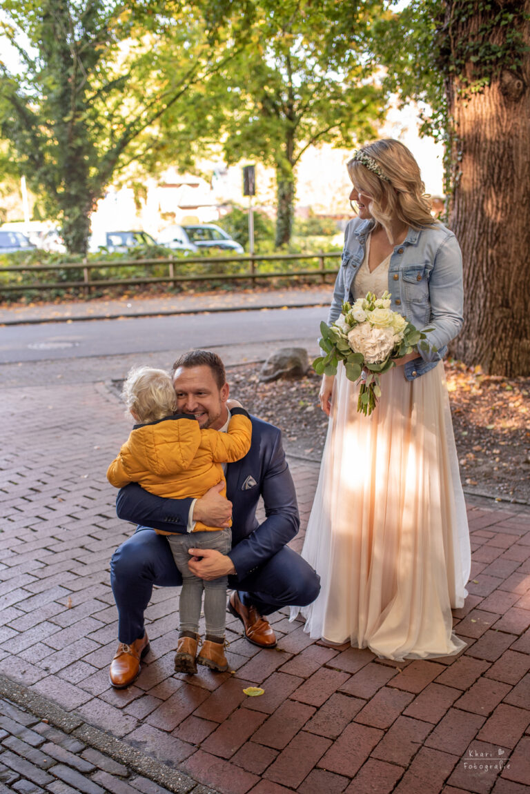 Brautpaar erste Begegnung Kind