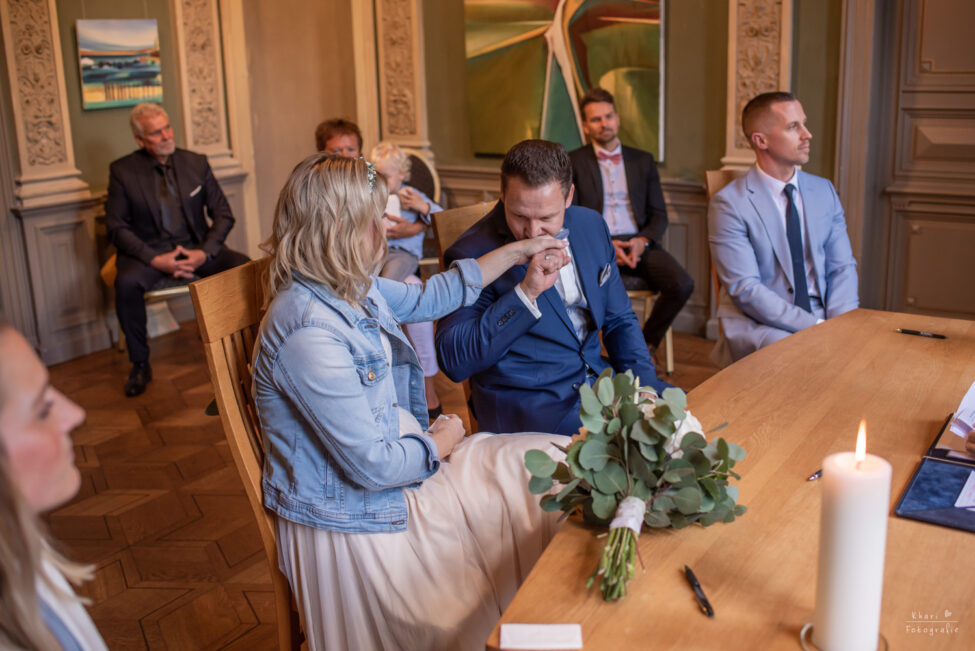 Trauung Rastede Palais Brautpaar Handkuss