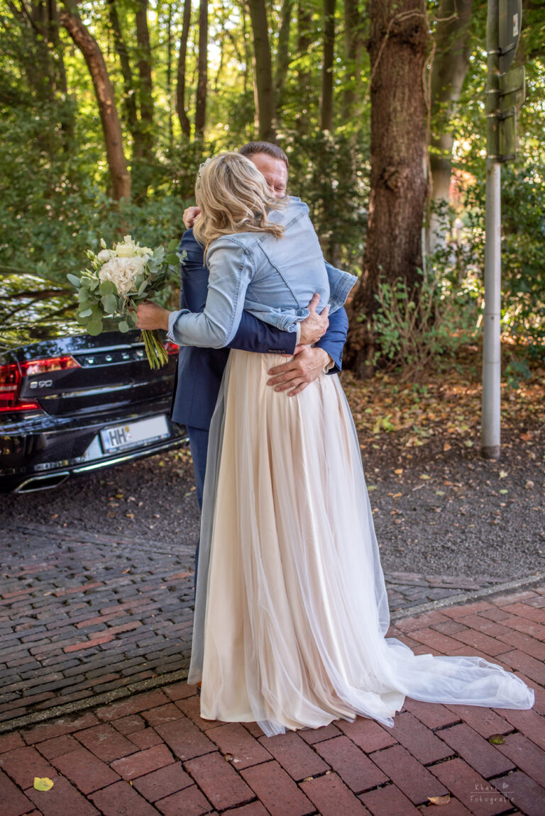 Brautpaar Umarmung erste Begegnung