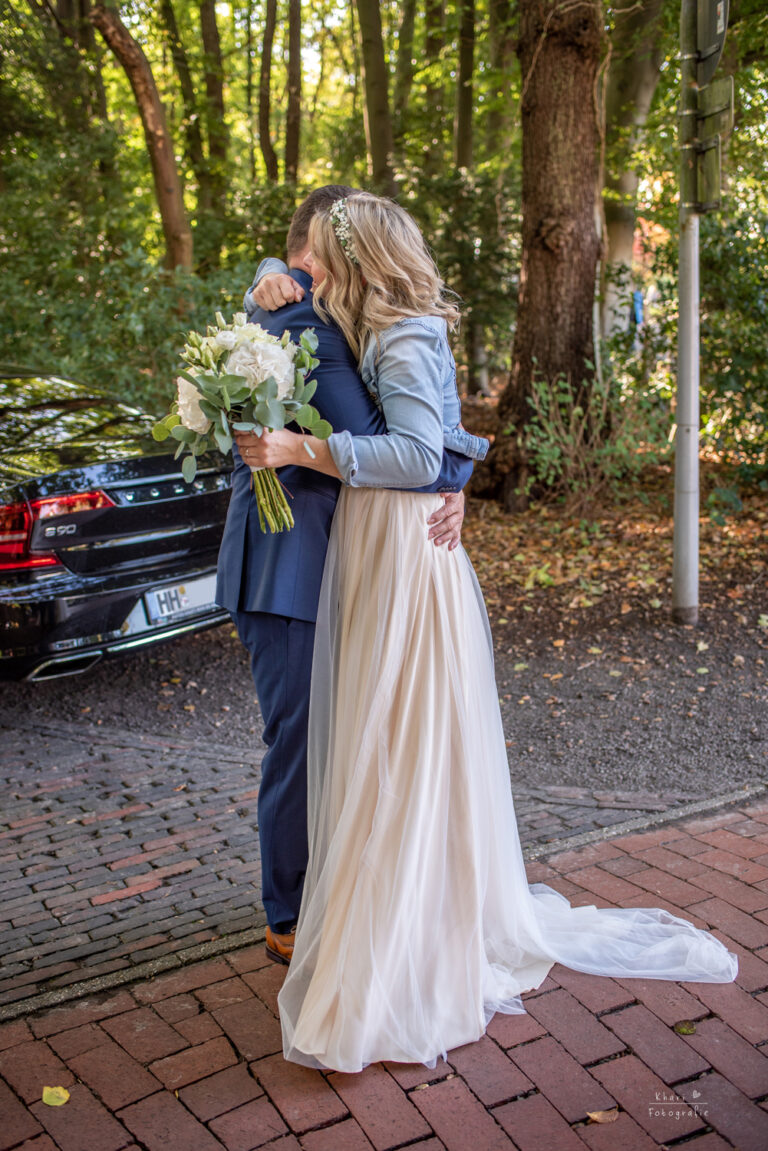 Brautpaar Umarmung erste Begegnung