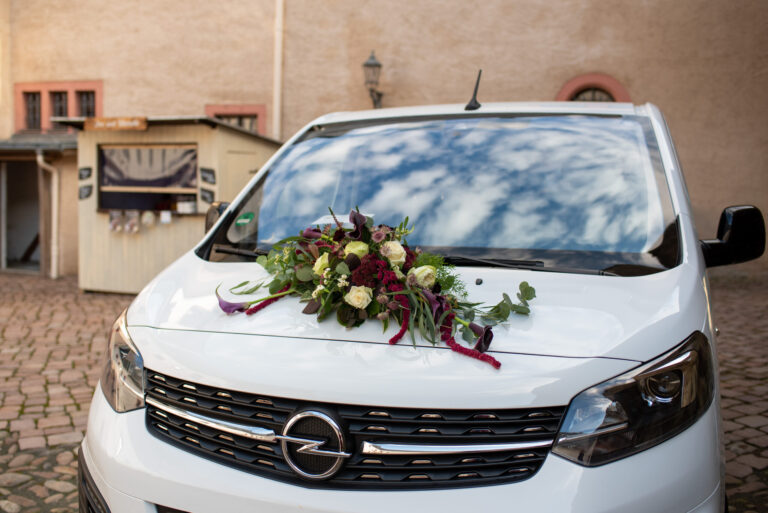 Hochzeit Brautauto Blumenschmuck