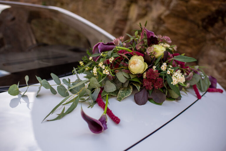 Hochzeit Brautauto Blumenschmuck