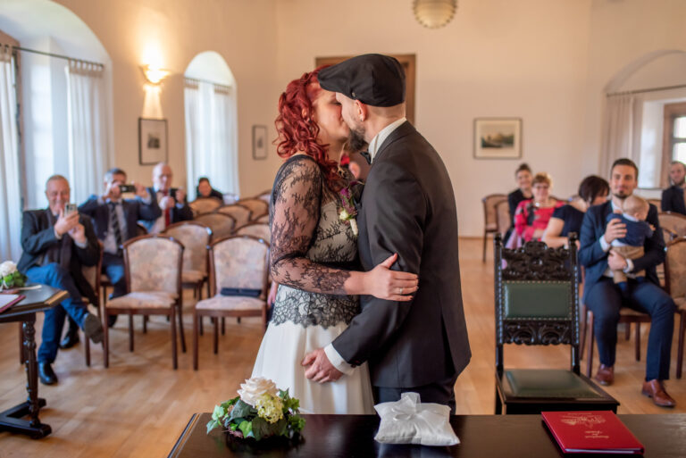 Trauung Burg Scharfenstein Brautpaar Hochzeitskuss