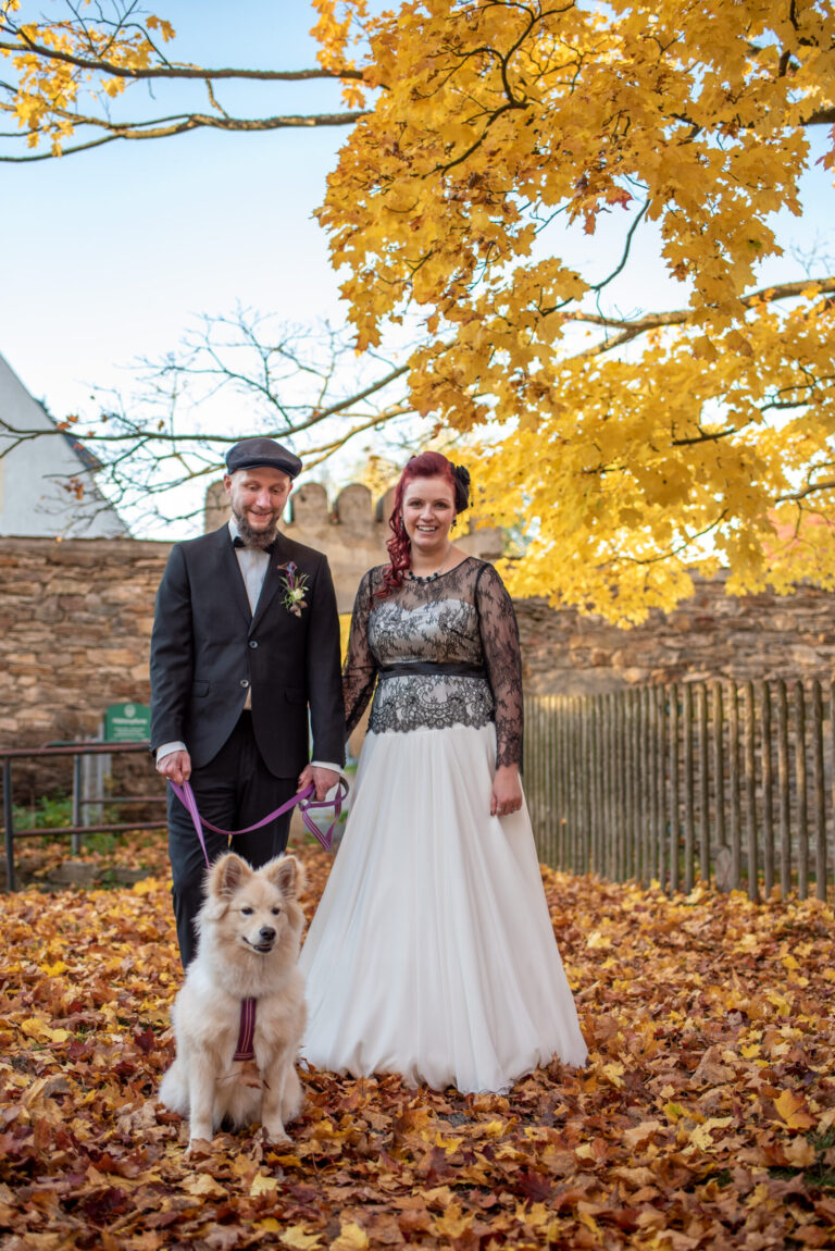 Hochzeit Hotel Saigerhütte Olbernhau Fotoshooting Brautpaar Hund