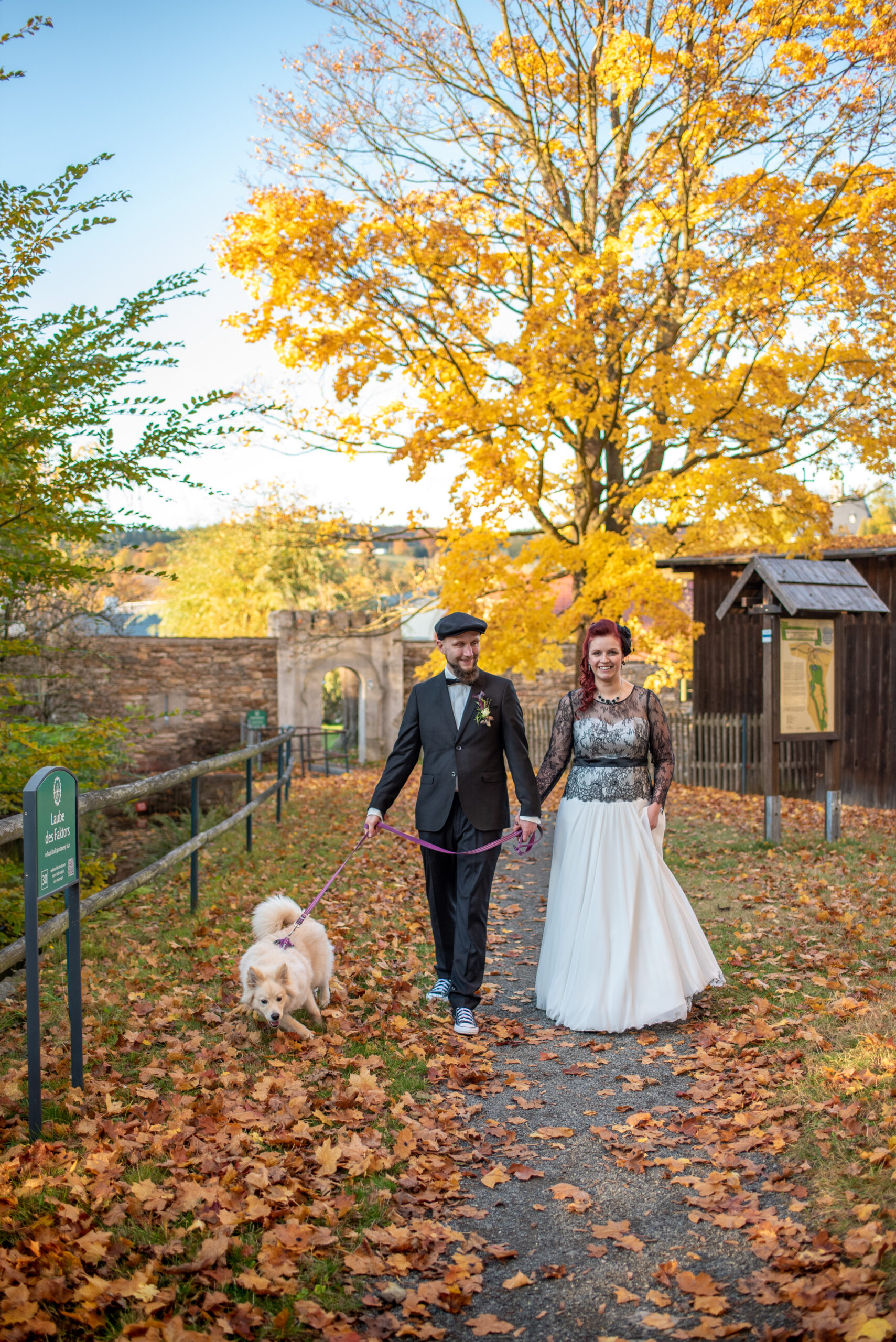Hochzeit Hotel Saigerhütte Olbernhau Fotoshooting Brautpaar Hund