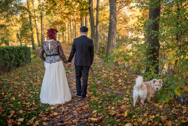 Hochzeit Hotel Saigerhütte Olbernhau Fotoshooting Brautpaar Hund