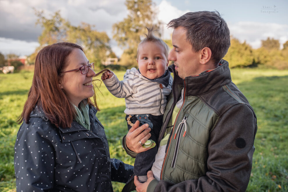Familienshooting Lemwerder mit Baby Haare ziehen