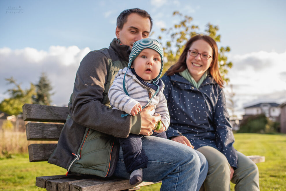 Familienshooting Lemwerder mit Baby auf der Bank