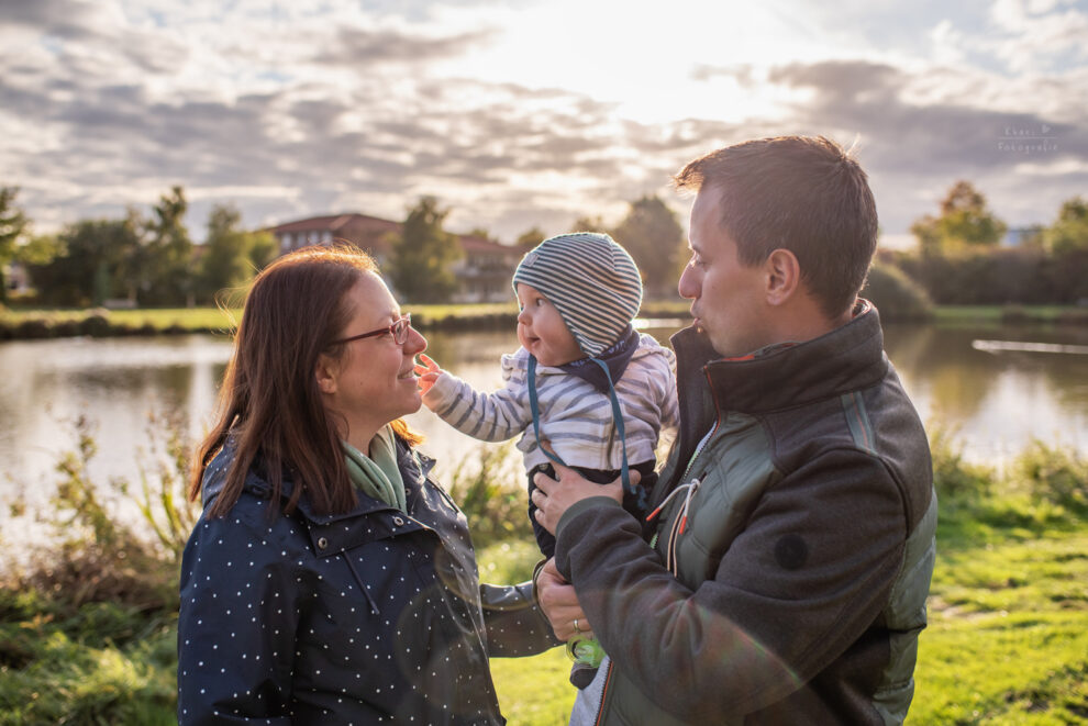 Familienshooting Lemwerder mit Baby am Teich
