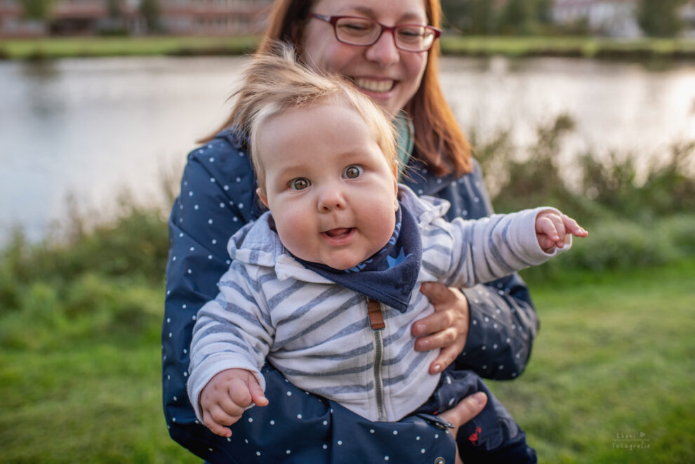 Familienshooting Lemwerder mit Baby süßer Blick