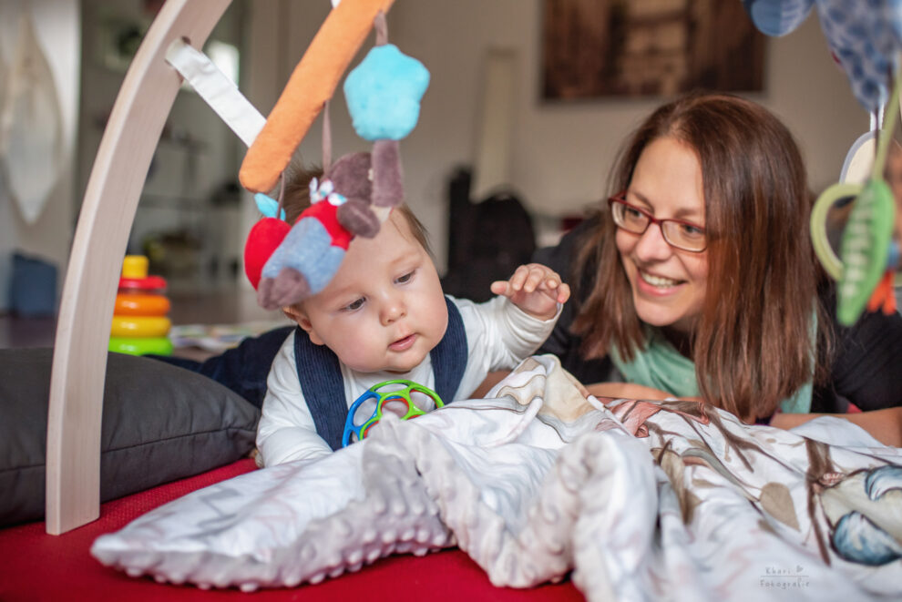 Familienshooting Lemwerder mit Baby Homeshooting spielen