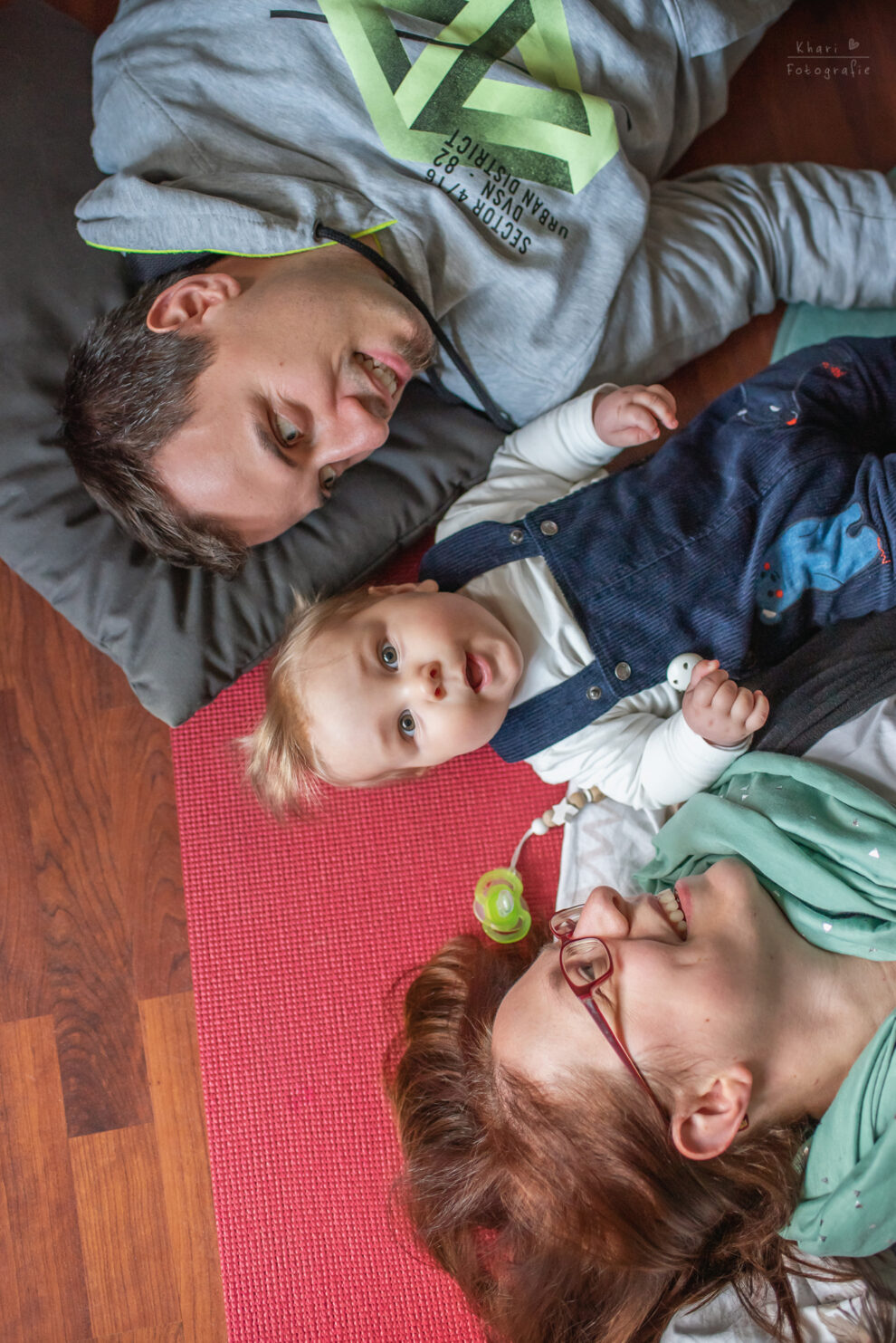 Familienshooting Lemwerder mit Baby Homeshooting spielen