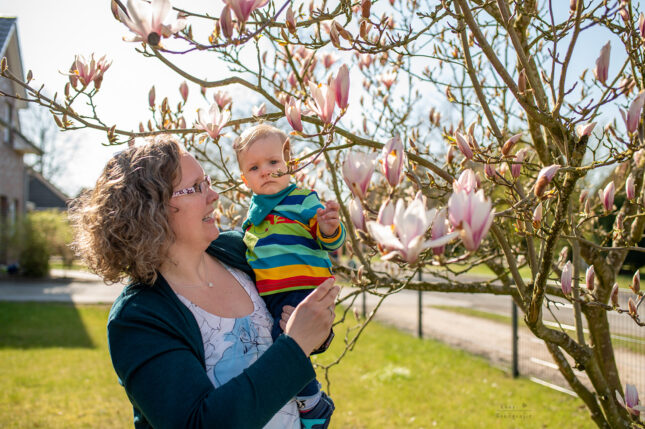 Familienshooting Nethen Magnolie Mutter Kind