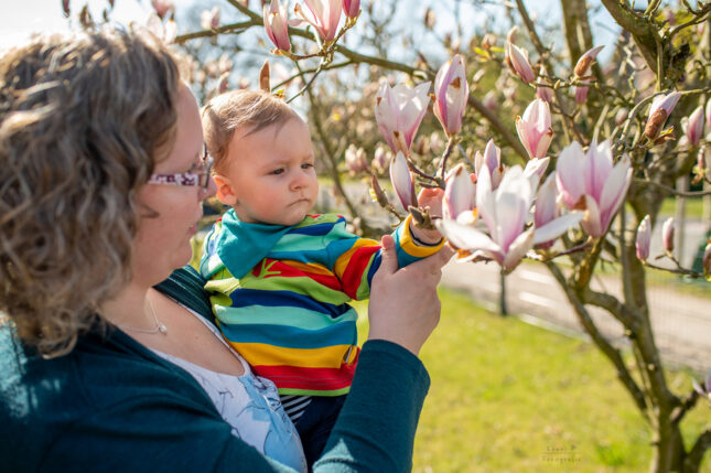 Familienshooting Nethen Magnolie Mutter Kind