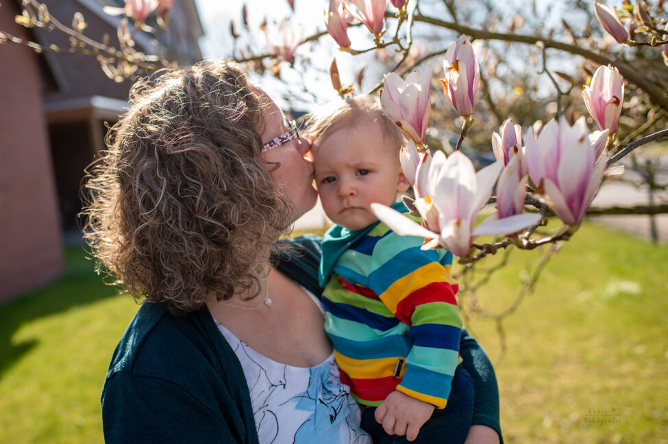 Familienshooting Nethen Magnolie Mutter Kind