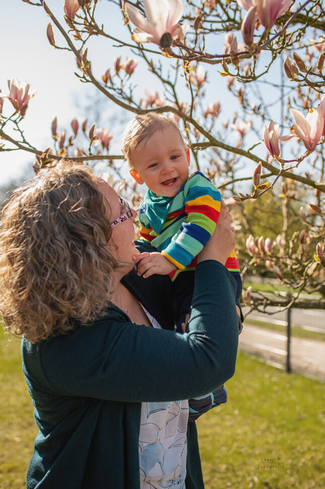 Familienshooting Nethen Magnolie Mutter Kind