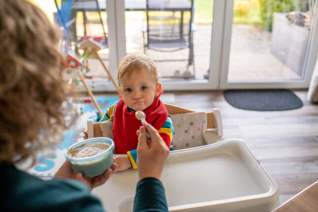 Familienshooting Nethen Kind füttern Babybrei