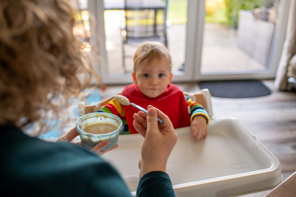 Familienshooting Nethen Kind füttern Babybrei