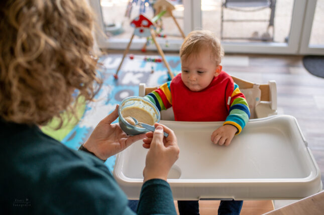 Familienshooting Nethen Kind füttern Babybrei