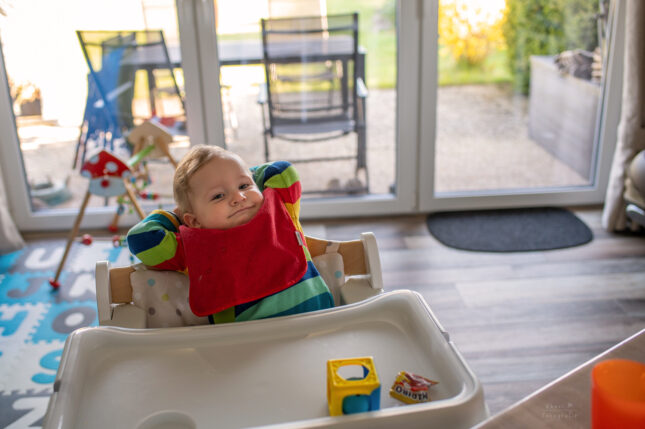 Familienshooting Nethen Kind füttern Babybrei